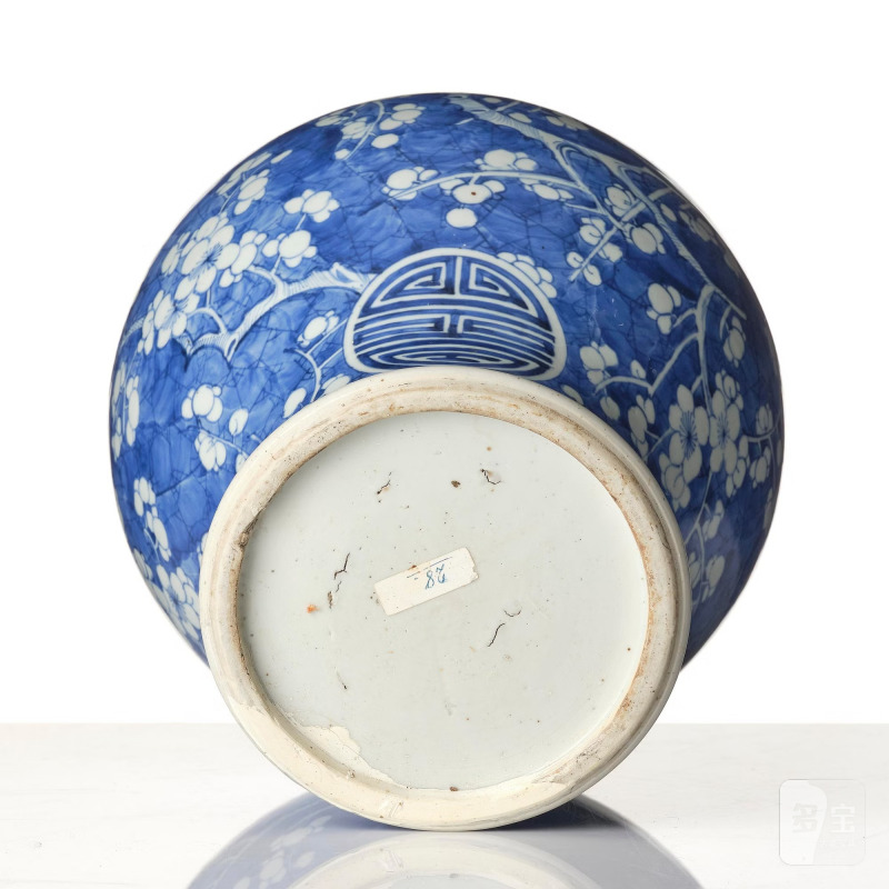 A blue and white 'cracked-ice' vase, - 图7